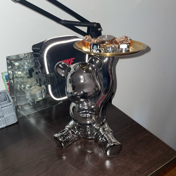 Bear stand with plate. Display, decoration, room - Picture 3 of 6